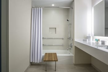 Deluxe Room, 1 King Bed, Accessible (Shower)