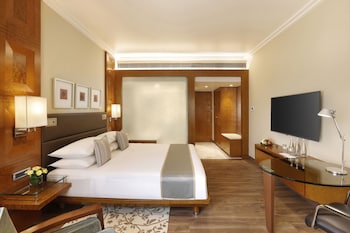 Room, 1 King Bed, Pool Access, Pool View