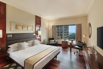 Room, 1 King Bed, Pool Access, Pool View