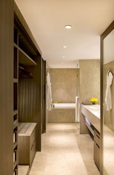 Executive Suite (Regency)
