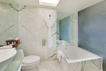 Room, 1 King Bed, Pool Access, Pool View