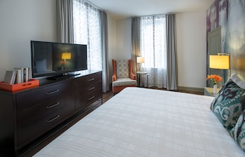 Suite, 1 Bedroom (Dining Area)