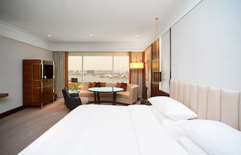 Grand Room, 1 King Bed (Skyline View)