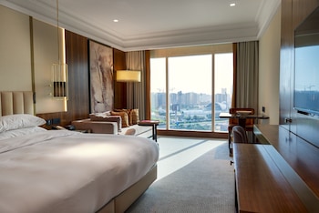 Grand Room, 1 King Bed (Skyline View)
