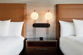 Room, 2 Queen Beds, Hearing Accessible (Roll-in Shower)