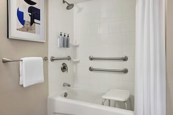 Room, 2 Queen Beds, Hearing Accessible (Roll-in Shower)