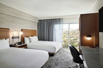 Room, 2 Queen Beds, Hearing Accessible (Roll-in Shower)
