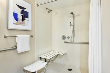Room, 2 Queen Beds, Hearing Accessible (Roll-in Shower)