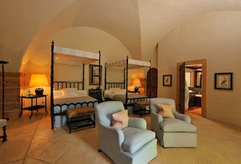 Classic Courtyard Suite, 1 Queen Bed or 2 Single Beds (upon availability)