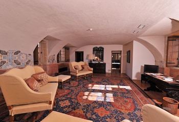 Superior Castle Suite - Beaujolais View
