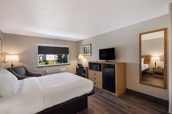 Standard Room, 1 Queen Bed, Non Smoking, Refrigerator & Microwave