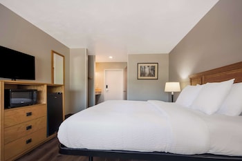 Standard Room, 1 King Bed, Non Smoking, Refrigerator & Microwave