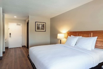 Standard Room, 1 Queen Bed, Non Smoking, Refrigerator & Microwave