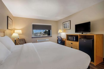 Standard Room, 1 King Bed, Non Smoking, Refrigerator & Microwave
