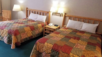 Traditional Room, 2 Queen Beds, Non Smoking, Private Bathroom