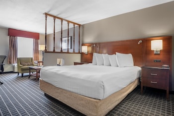 Suite, 1 King Bed, Non Smoking, Refrigerator