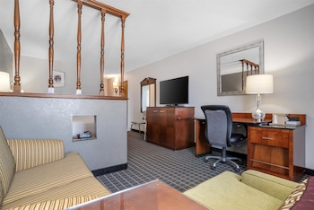 Suite, 1 King Bed, Accessible, Bathtub