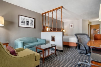 Suite, 1 King Bed, Non Smoking, Refrigerator