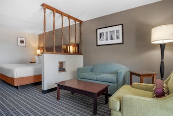 Suite, 1 King Bed, Non Smoking, Balcony (2nd Floor)