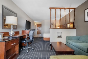 Suite, 1 King Bed, Non Smoking, Balcony (2nd Floor)