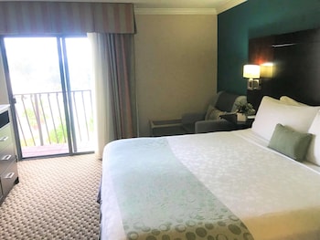 Standard Room, 1 King Bed, Non Smoking, Balcony