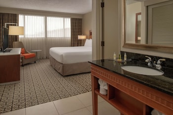 Suite, 1 King Bed, Accessible, Bathtub (Mobility & Hearing)