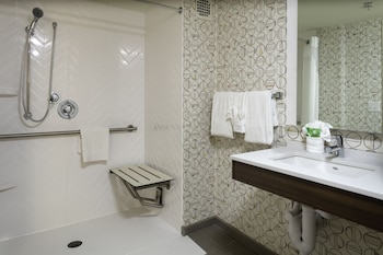 Room, 1 Queen Bed, Transfer Shower, Non Smoking (Communications)