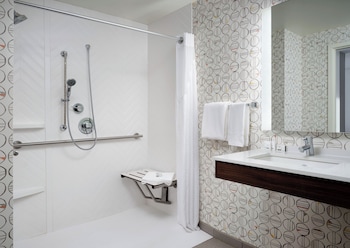 Room, 1 Queen Bed, Transfer Shower, Non Smoking (Communications)