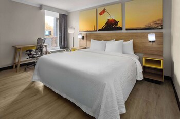 Room, 1 King Bed, Accessible, Non Smoking (Mobility, Bathtub W/grab Bars)