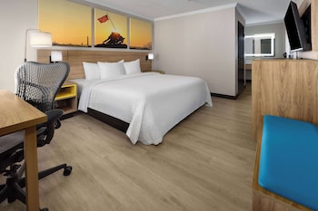 Room, 1 King Bed, Accessible, Non Smoking (Mobility, Bathtub W/grab Bars)