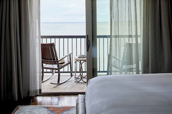 Grand Room, 1 King Bed, Balcony, Bay View
