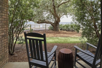 Grand Room, 1 King Bed, Balcony, Bay View (Mobility/Hearing Access, Roll-In Shwr)