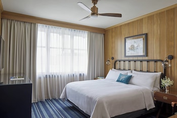 Grand Room, 1 King Bed (Mobility Accessible, Tub)