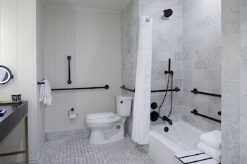 Grand Room, 2 Queen Beds, Balcony, Bay View (Mobility Accessible, Tub)