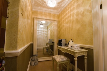 Suite, 1 King Bed, Non Smoking (Walk-in Shower;Four Poster Bed)