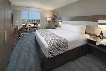 Standard Room, 1 Queen Bed, Accessible Bathtub (Communications)