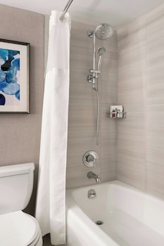 Room, 1 King Bed (Mobility/Hearing Accessible, Tub)