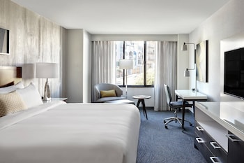 Room, 1 King Bed (Mobility/Hearing Accessible, Tub)