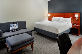 Room, 1 King Bed, Courtyard View (Mobility/Hearing Accessible, Tub)
