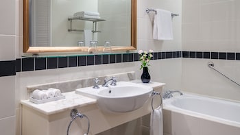 Classic Room, 1 King Bed, Club Lounge Access, Marina View