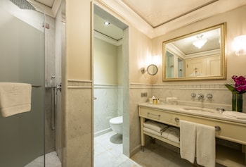 Grand Pera Triple Room