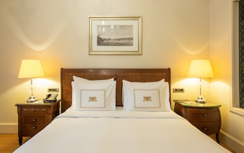 Deluxe Pera Side Room with King Bed