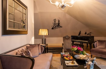 Alfred Hitchcock Suite