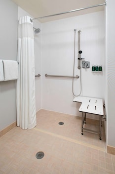 Room, 2 Queen Beds, Accessible (Mobility/Hearing Roll in Shower)