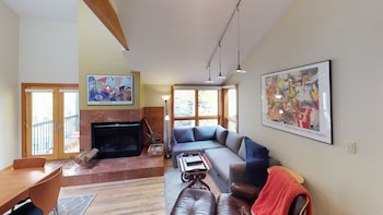 Condo, 2 Bedrooms (Gold)
