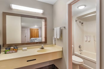 Deluxe Room, 2 Queen Beds, Smoking
