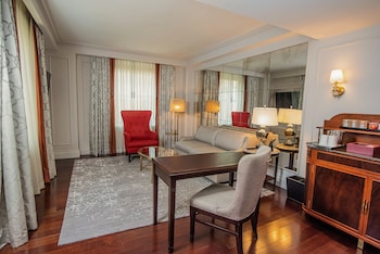 Suite, 1 Bedroom (Dining Area)