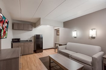 Suite, 1 King Bed, Kitchen (Smoke Free)