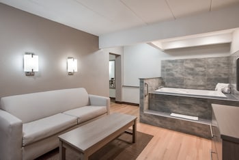 Suite, 1 King Bed, Kitchen (Jetted Tub, Smoke Free)