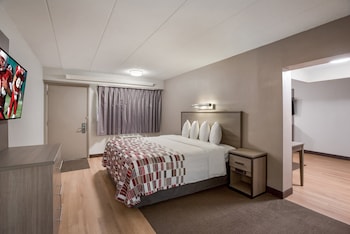 Suite, 1 King Bed, Kitchen (Smoke Free)